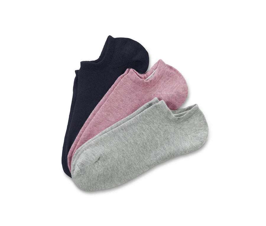 Drei Paar Sneakersocken liegen übereinander.