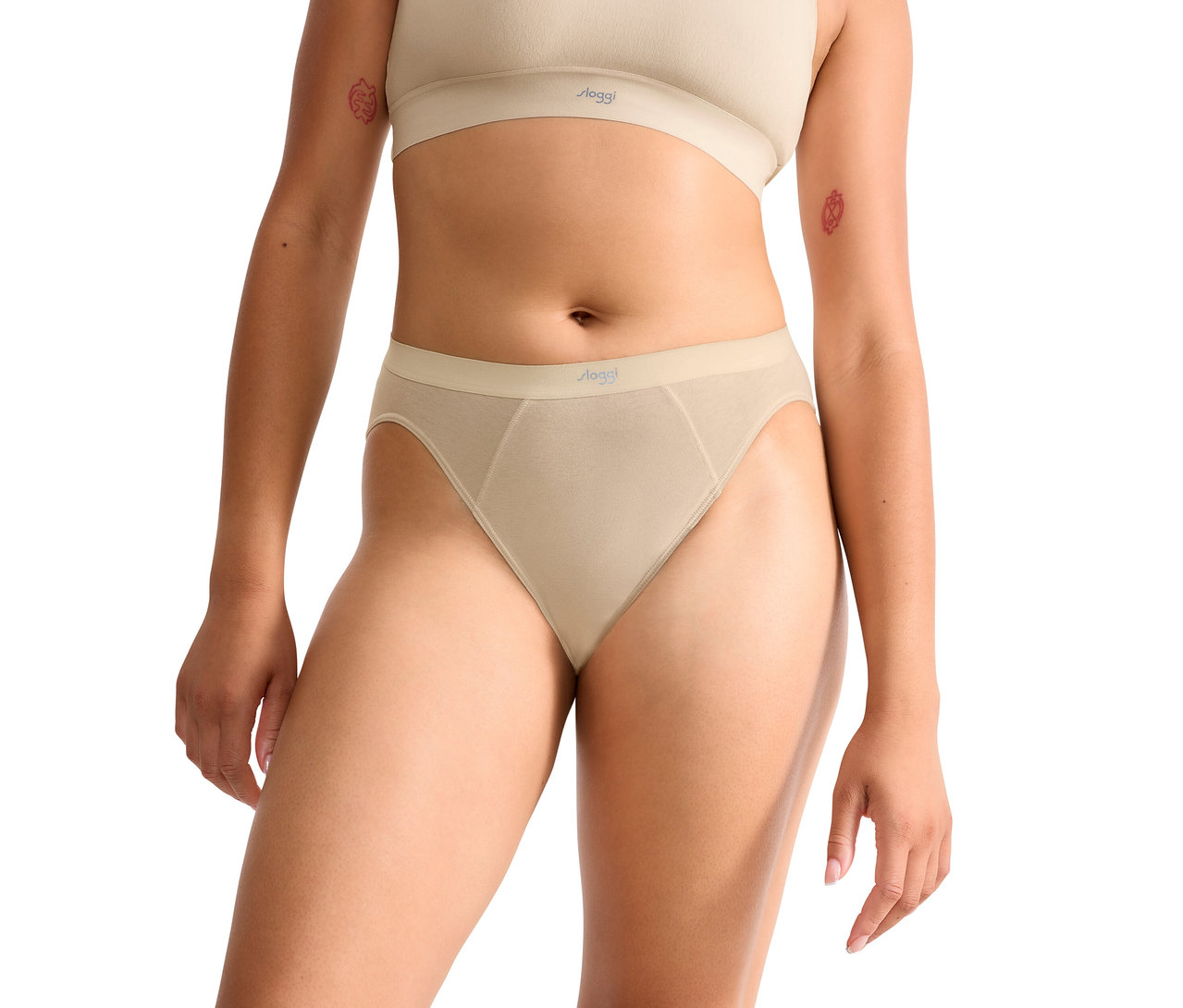 Frau trägt beigen BH und beigen High-Cut-Slip der Marke Sloggi.