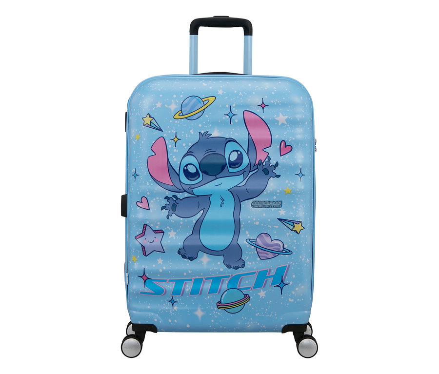 Hellblauer Koffer mit lächelndem Stitch, erhobenen Armen, umgeben von Sternen, Planeten und Herzen. Unten steht „STITCH“.