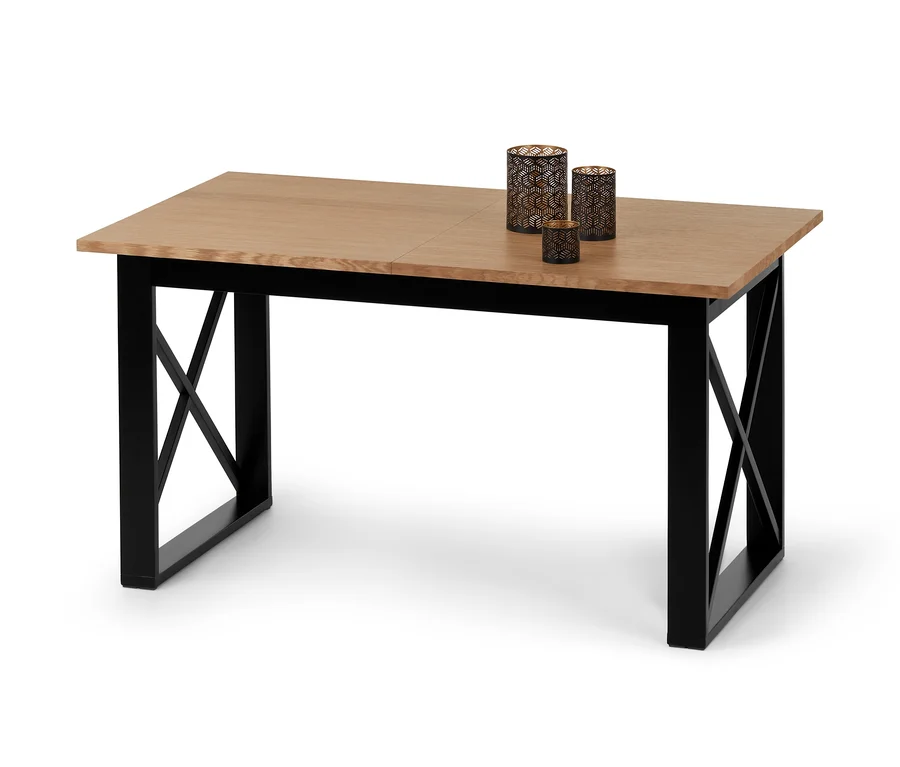 Ein Holztisch mit schwarzen Metallbeinen und drei dekorativen Kerzenhaltern.