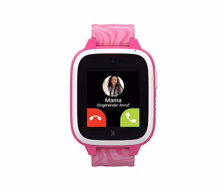 Nahaufnahme der pinkfarbenen Kids Watch Xplora XGO3 2nd Gen. mit dem Schriftzug "Mama Eingehender Anruf" auf dem Display.
