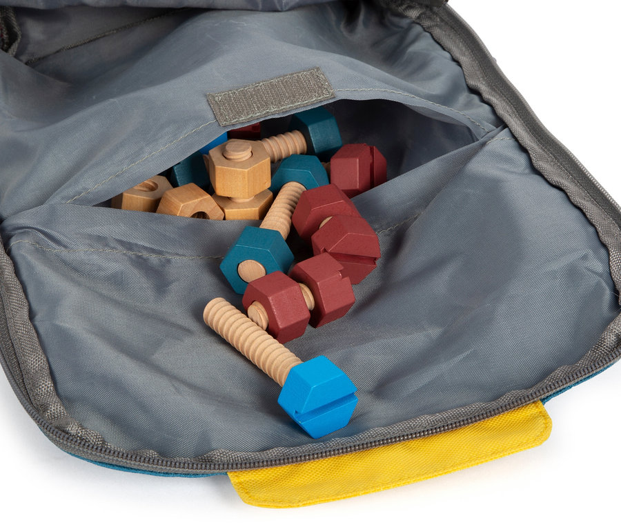 Offener blauer small foot Werkzeugrucksack »Workshop« gefüllt mit verschiedenfarbigen Holzschrauben und -muttern.