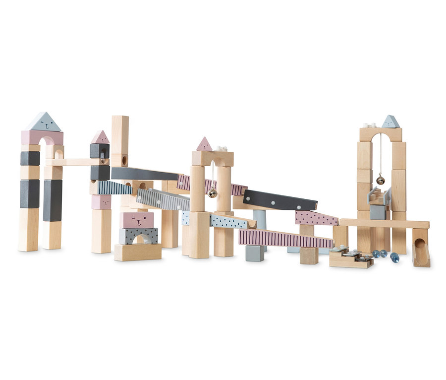 Eine roba Kugelbahn, 100-teilig. Rosa-, grau- und naturfarbene Holzbausteine bilden eine Kugelbahn.