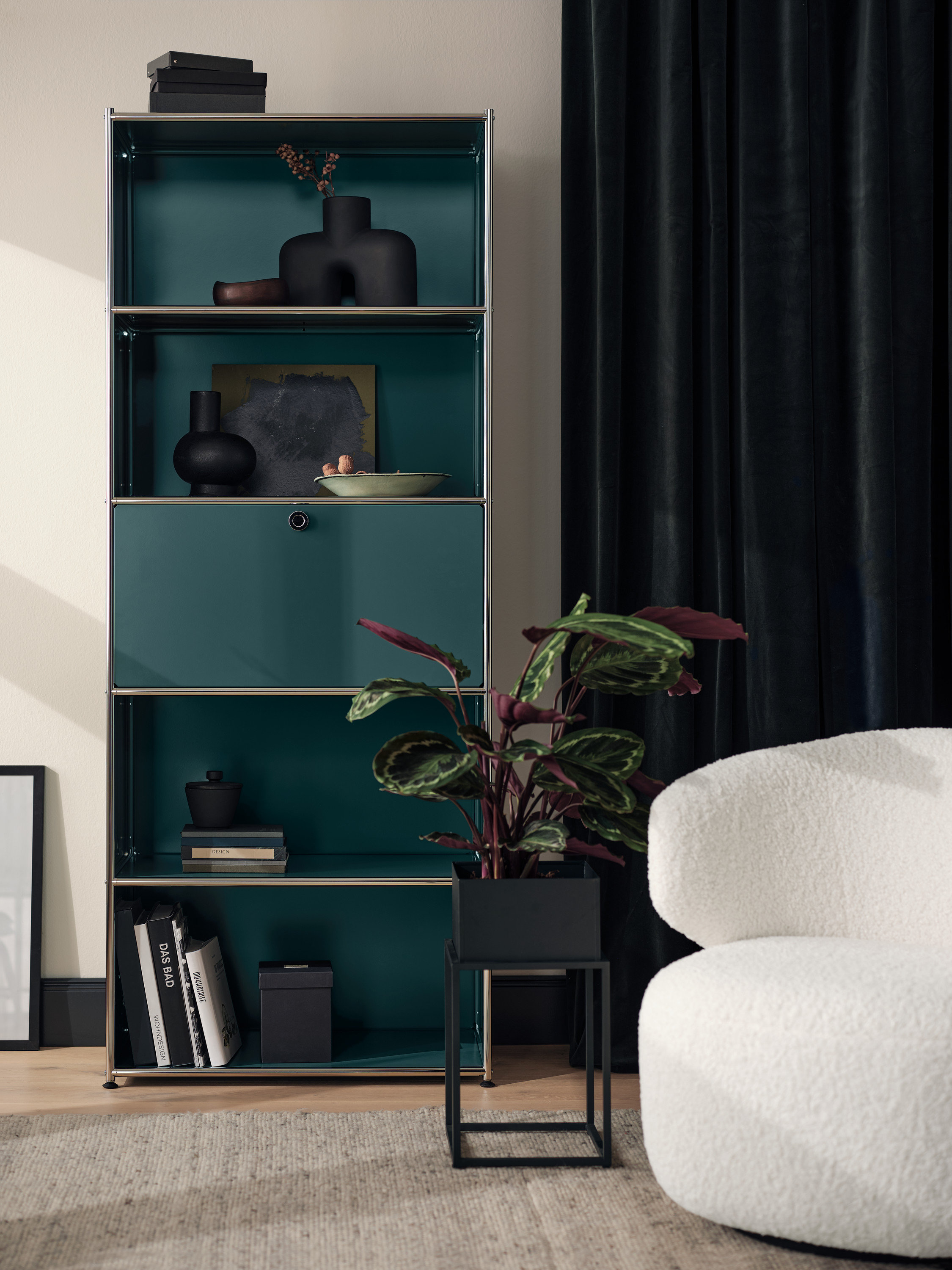 Hohes Regal »CN3« mit Klappenfach und Pflanzenbox in einem Wohnzimmer.