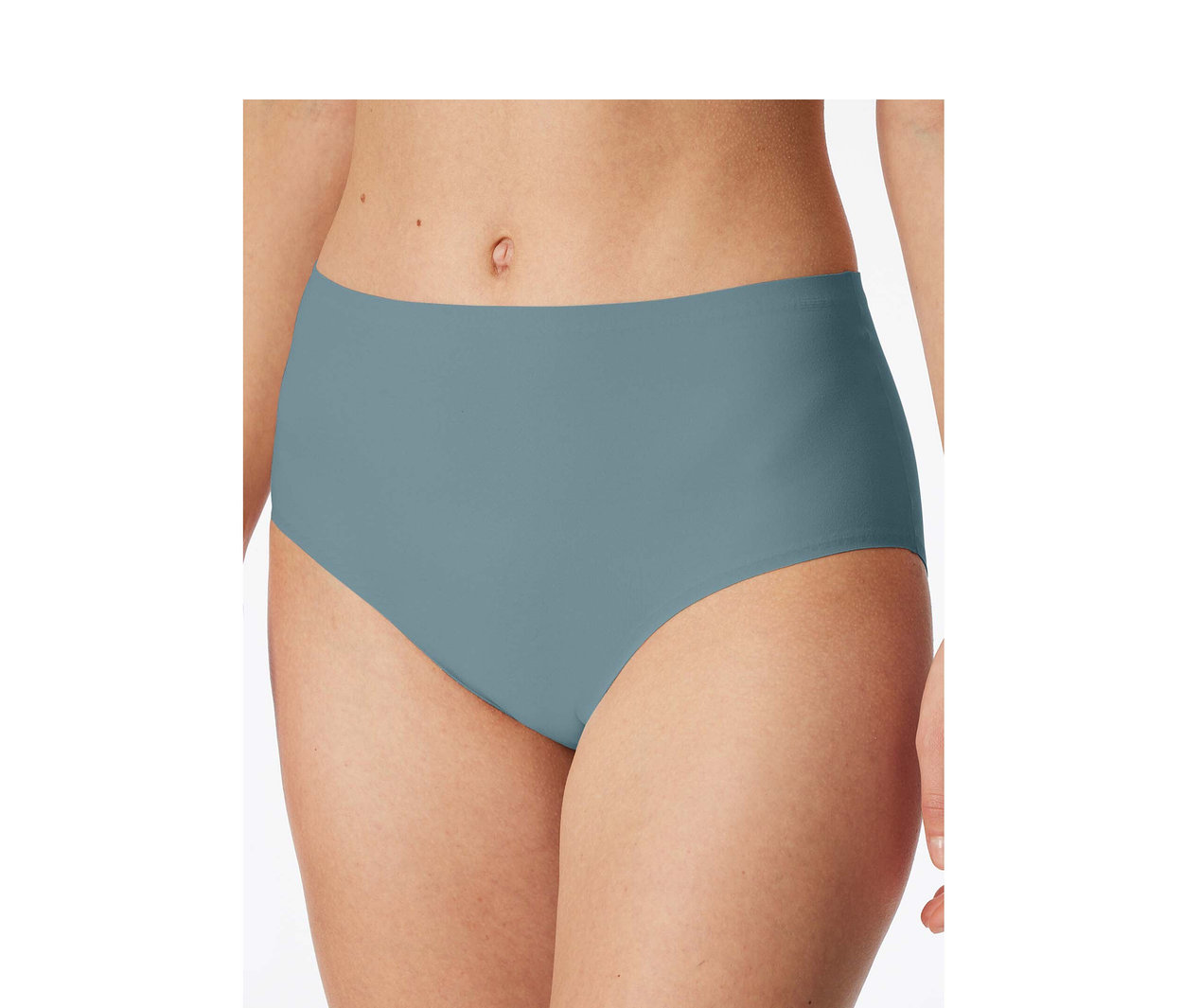 Eine Person trägt einen blaugrauen, hoch geschnittenen SCHIESSER Invisible Slip Maxi.