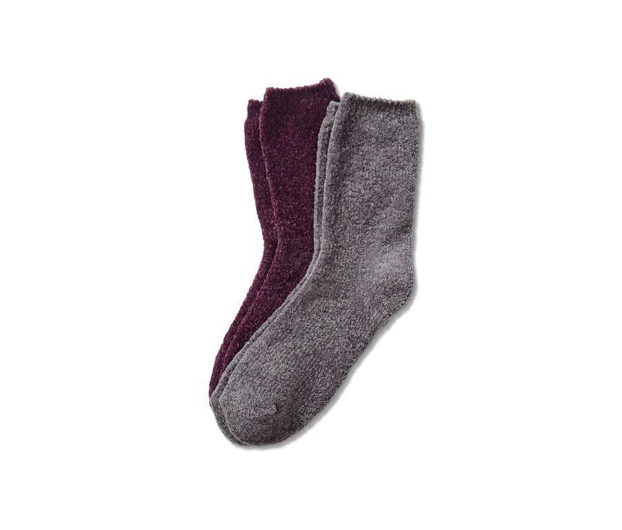 Zwei Paar flauschige Kuschelsocken: ein Paar in grau und ein Paar in Bordeaux.
