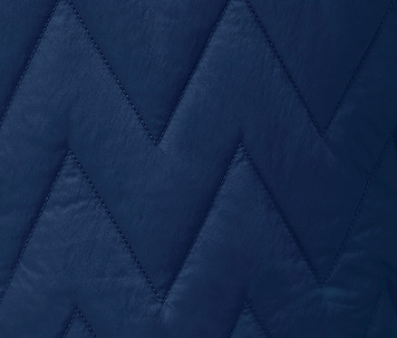 Detailaufnahme einer blauen Thermo-Laufjacke mit Zickzack-Steppmuster.
