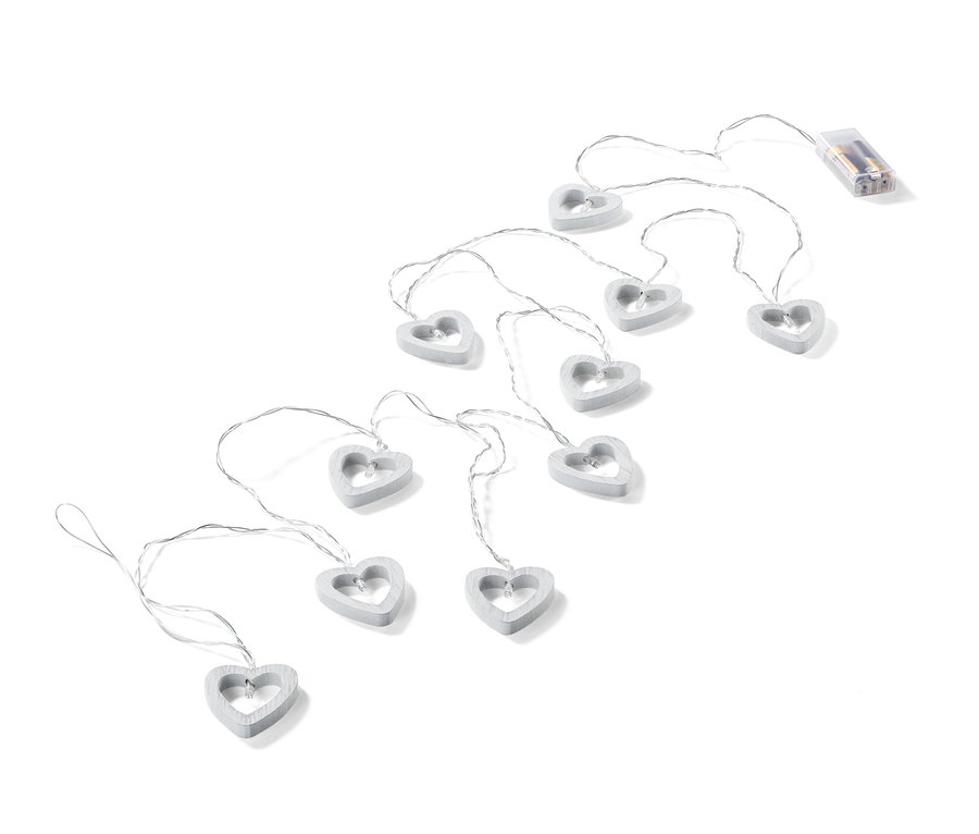 LED-Lichterkette mit hölzernen Herzen auf weißem Hintergrund.