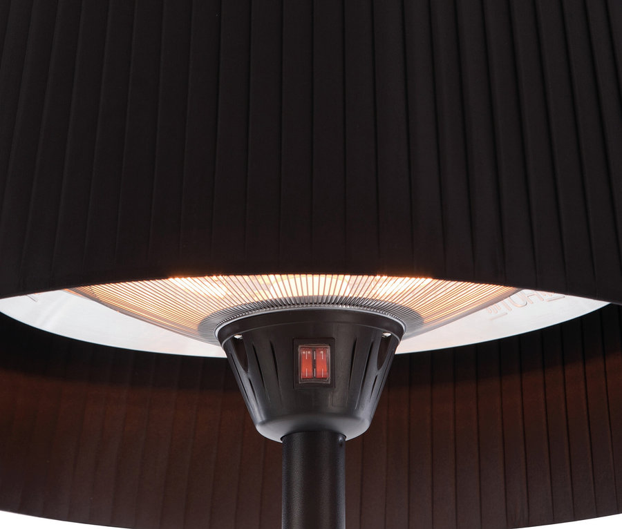 Detailansicht des Sunred-Stand-Heizstrahlers »Halogen Artix Basic« mit schwarzem Schirm.