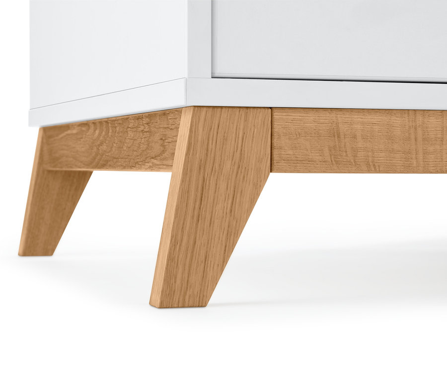 Detailaufnahme eines weißen Sideboards mit Holzfüßen.