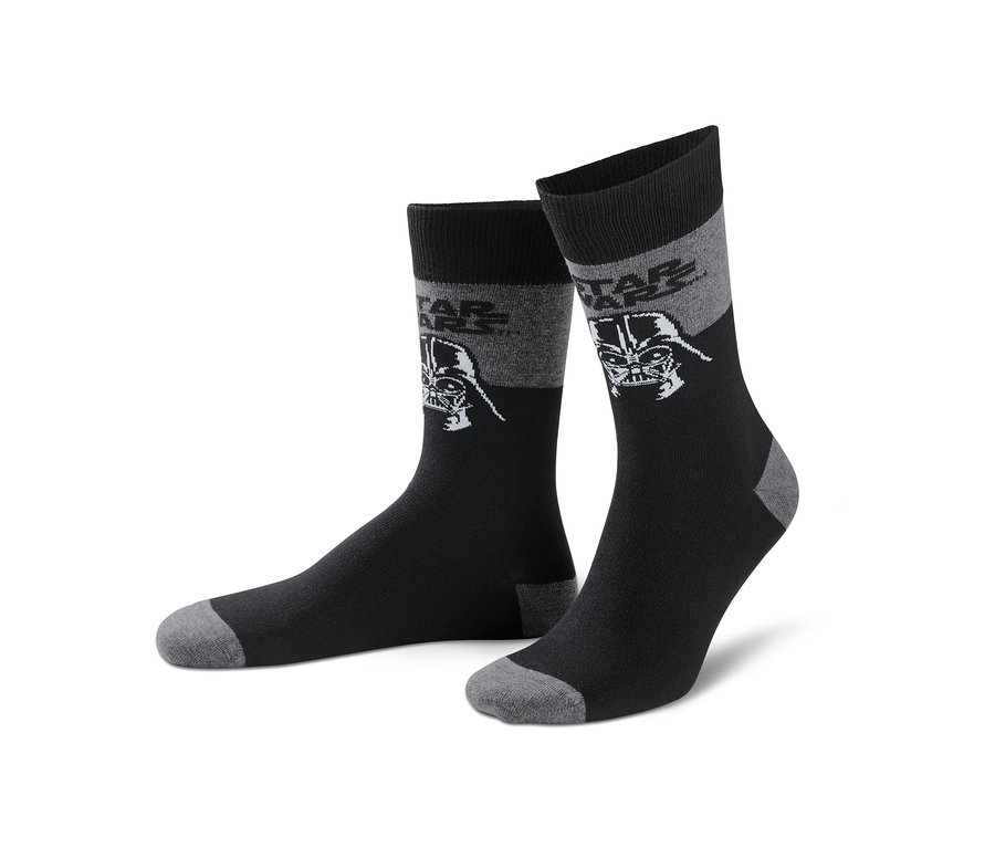 Zwei Paar schwarze »Star Wars« Socken mit Darth Vader Motiv.