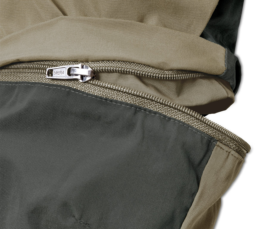 Detailaufnahme einer Khaki 2-in-1-Funktionshose mit Reißverschluss.