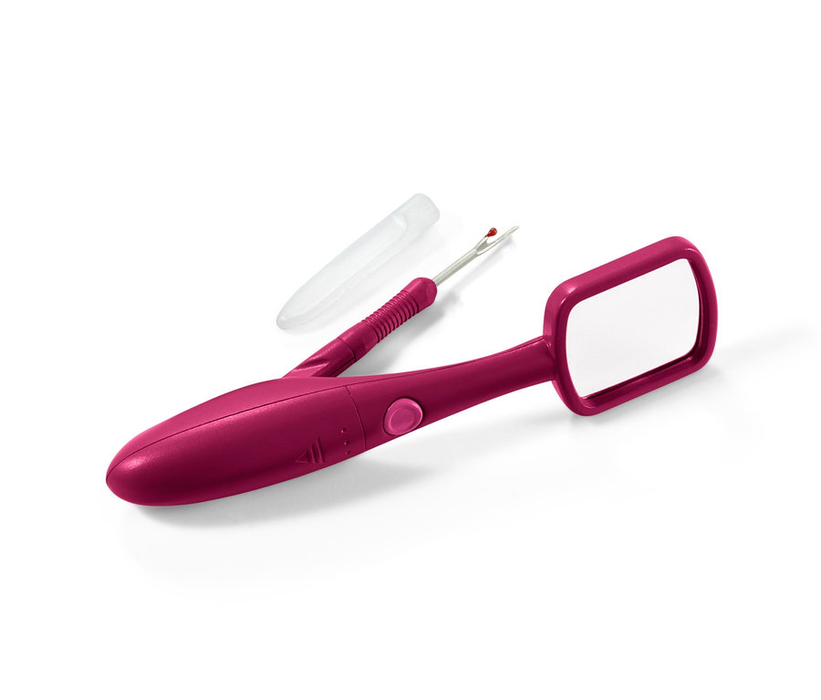 Detail eines violetten Nahttrenners mit Lupe und LED-Licht auf weißem Hintergrund.