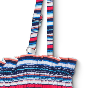 Detailansicht eines Träger-Jerseykleids mit bunten Streifen.