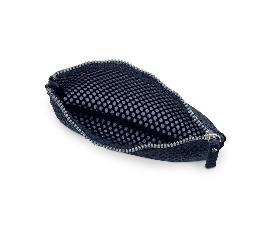 Detailaufnahme eines offenen, blauen Taschen-Sets.