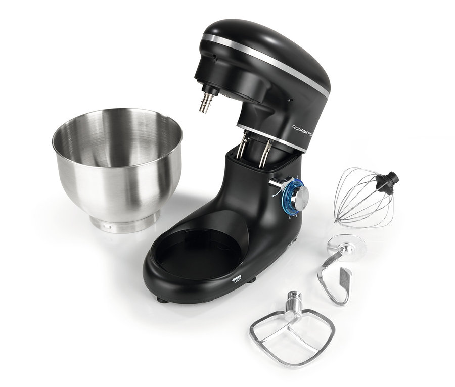 Eine schwarze GOURMETmaxx Küchenmaschine mit einer Edelstahlschüssel und verschiedenem Zubehör auf einem weißen Hintergrund.