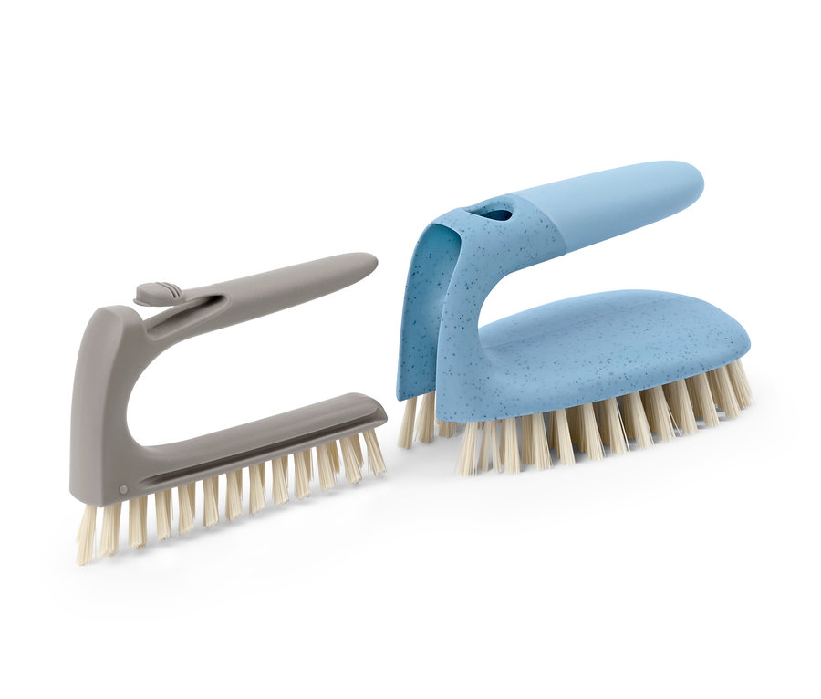 Eine graue und eine blaue 2-in-1-Fliesen-Bodenbürste.