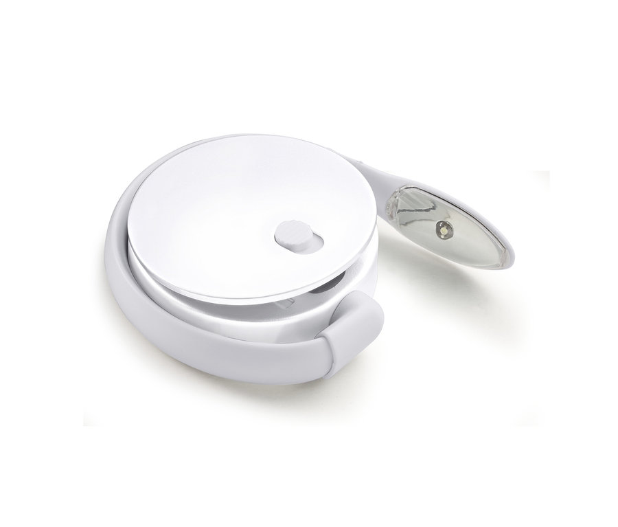 Eine weiße LED-Leseleuchte im zusammengeklappten Zustand.