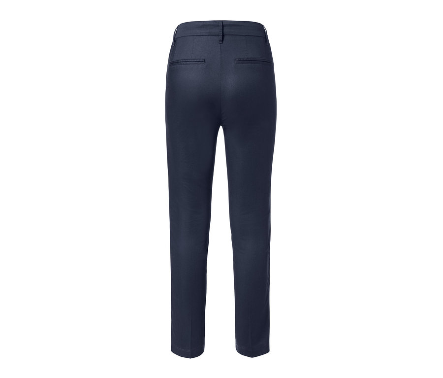Detailansicht der Rückseite einer dunkelblauen Chinohose.