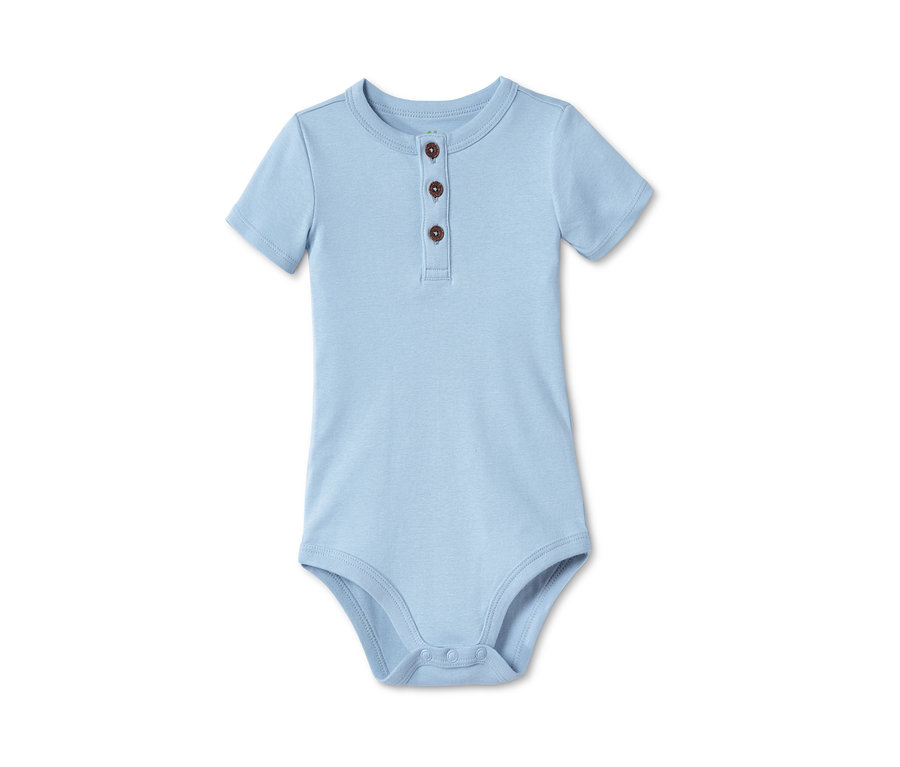 Hellesblaues Kurzarmbody mit drei Knöpfen aus Bio-Baumwolle.