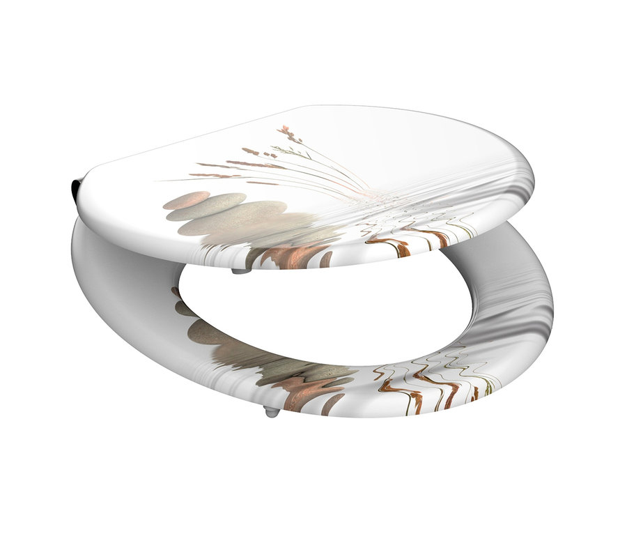 Nahaufnahme eines weißen MDF WC-Sitzes, Balance, mit Steinen und Gräsern.