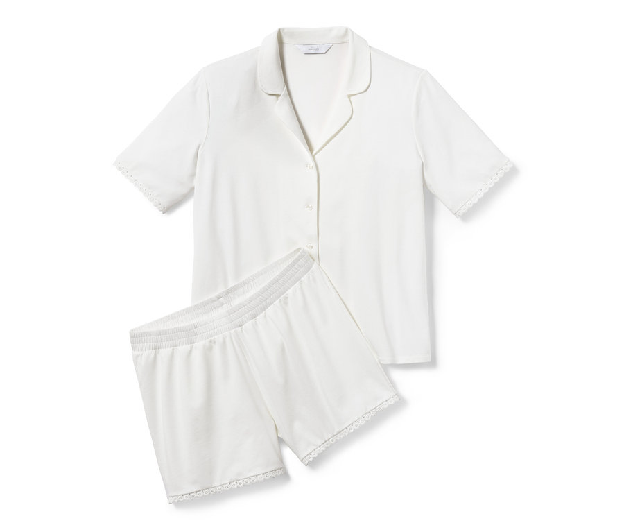 Weißer Shortypyjama mit Knopfhemd und Shorts liegt auf weißem Hintergrund.