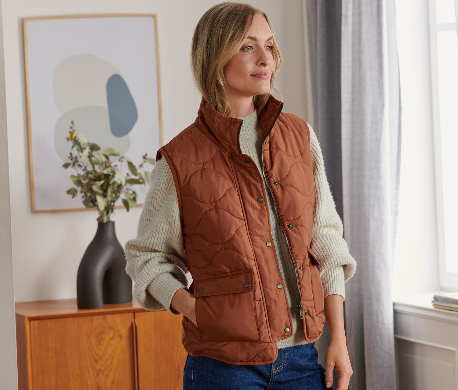 Frau trägt eine Steppweste.