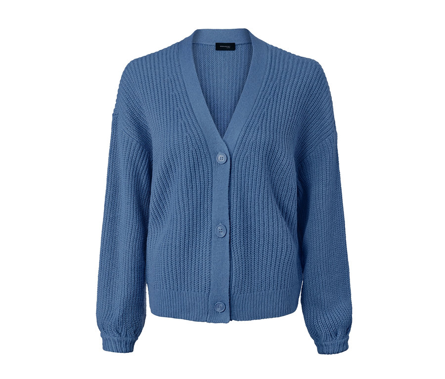 Blaue Strickjacke mit Knöpfen.