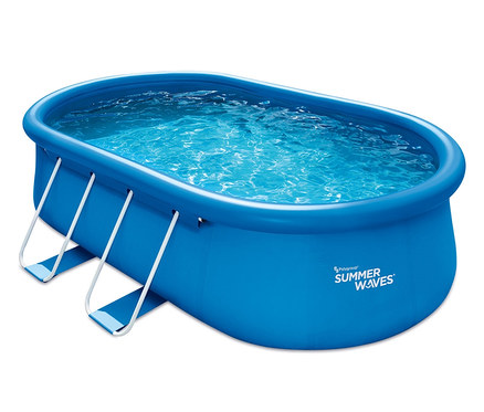 Ein ovaler, blauer Summer-Waves-Pool ist mit Wasser gefüllt.