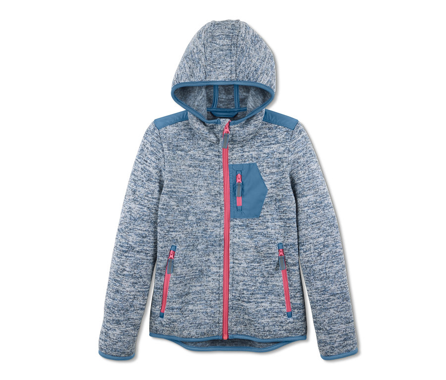 Eine blaue Strickfleecejacke mit Kapuze mit recyceltem Material hat einen pinken Reißverschluss.
