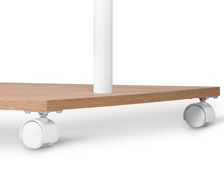 Detailansicht einer Garderobe mit Fächern und verschiedenen Ebenen, mit einem Holzregal und Rollen.