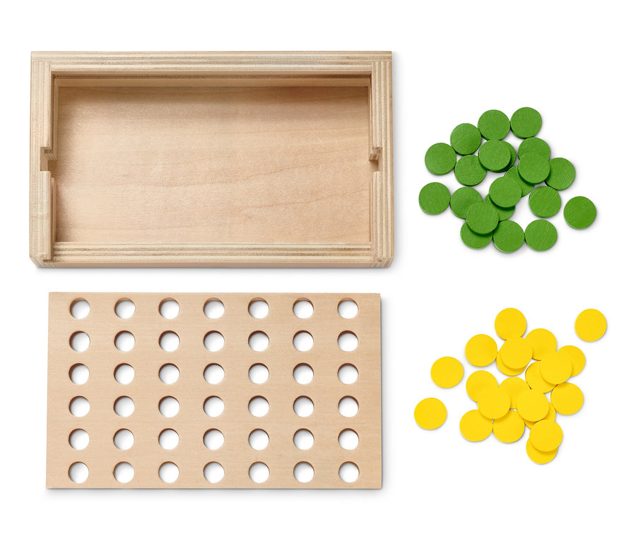 Holzspiel »4 in einer Reihe« mit Spielbrett, Holzkasten und grünen und gelben Spielsteinen.