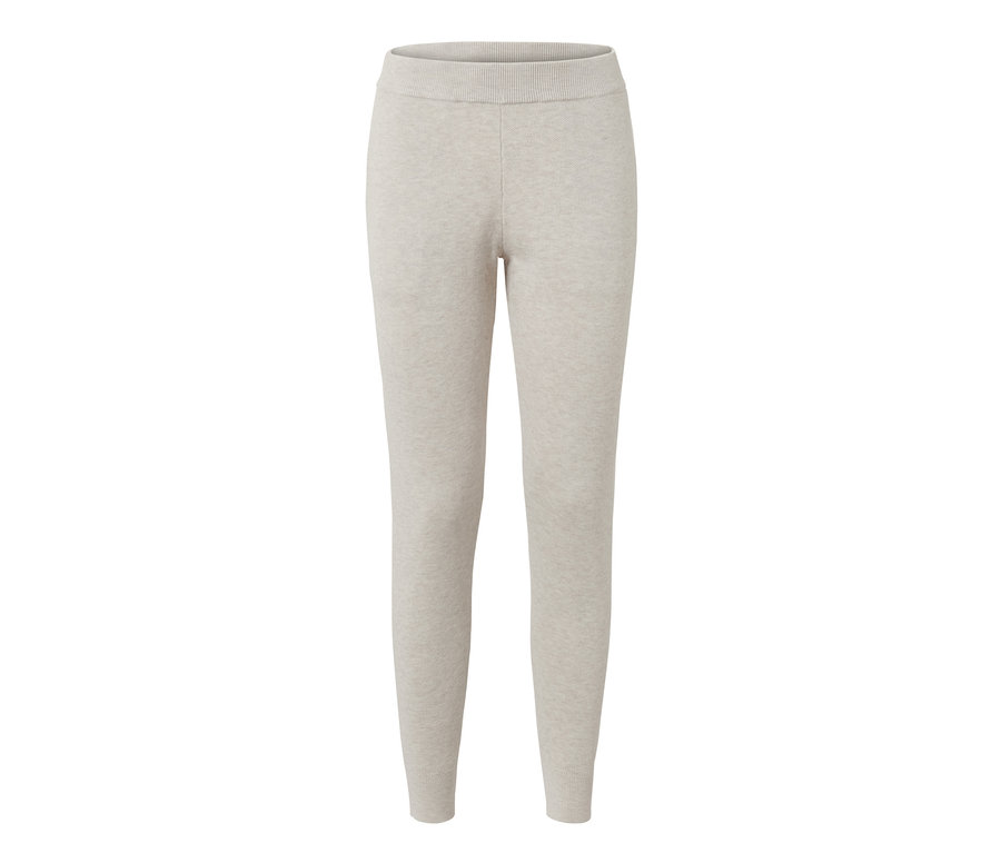 Helle Strickhose aus dem Hausanzug auf weißem Hintergrund.