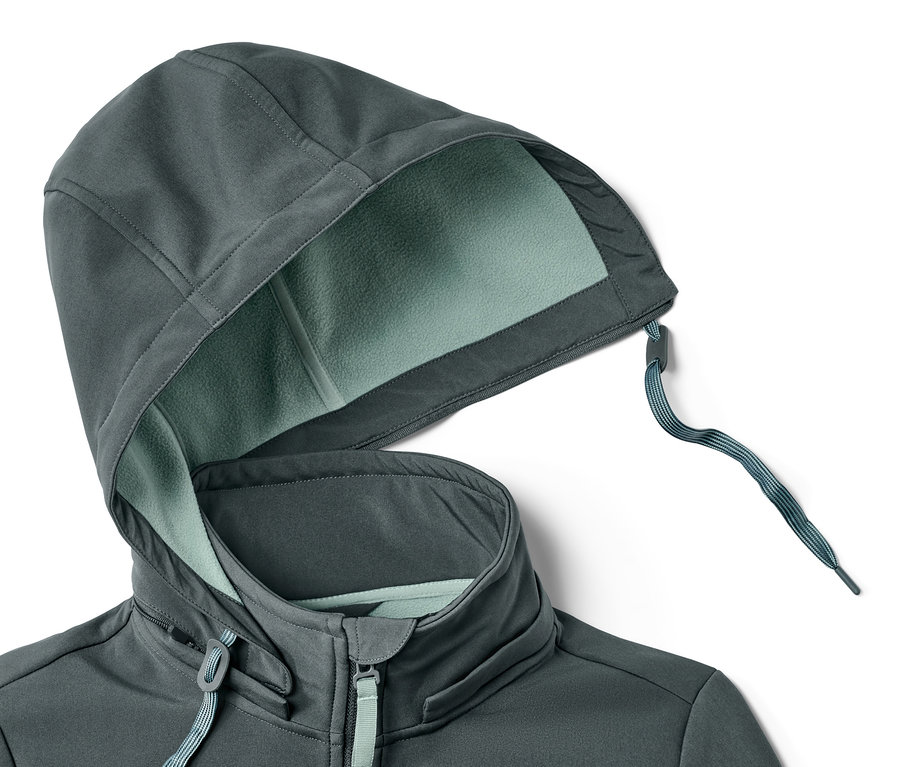 Detailaufnahme einer dunkelgrünen Softshell-Jacke mit Kapuze.