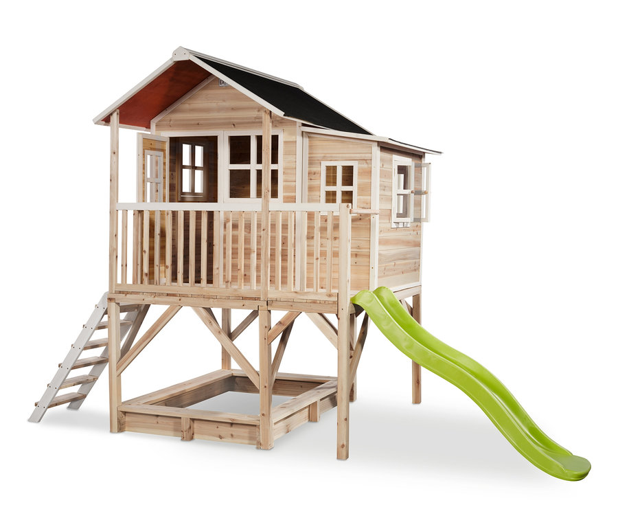 Ein EXIT Spielhaus »Loft 550« aus Naturholz mit schwarzem Dach, einer grünen Rutsche und einem Sandkasten darunter.