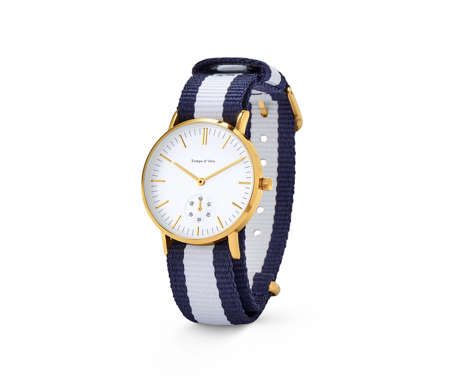 Nahaufnahme einer Quarz-Armbanduhr aus Edelstahl mit blau-weiß gestreiftem Band.