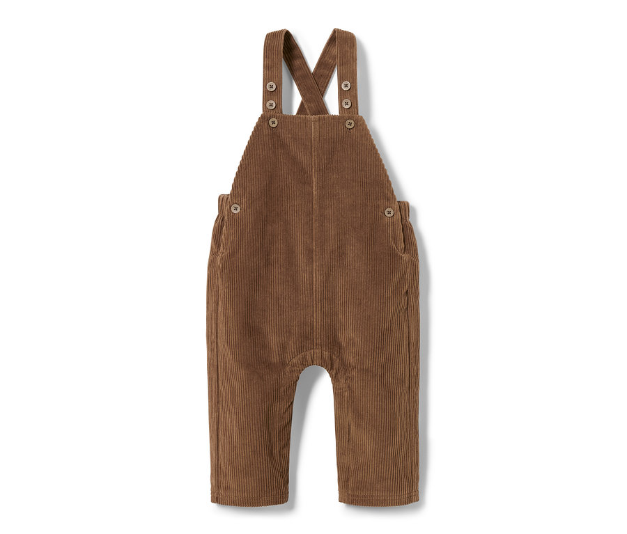 Eine braune Cord-Latzhose vor weißem Hintergrund.