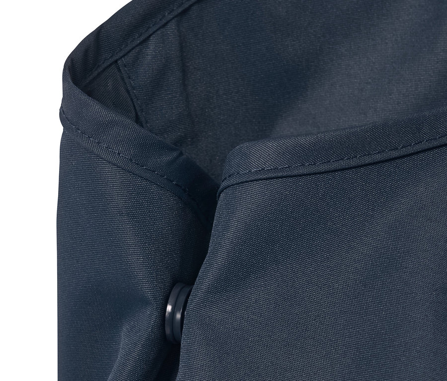 Detailaufnahme der dunkelblauen Regenhose aus recyceltem Material mit Taftfutter.