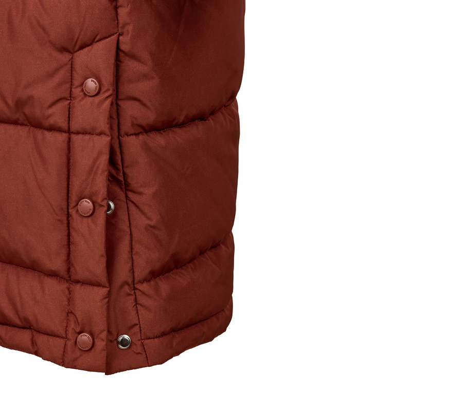 Detailaufnahme eines braunen Kapuzen-Steppmantels mit Druckknöpfen.