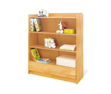Ein hölzernes Kinderregal mit Spielzeug, Büchern und Aufbewahrungsboxen. Zu sehen ist das breite Pinolino Standregal »Natura«.