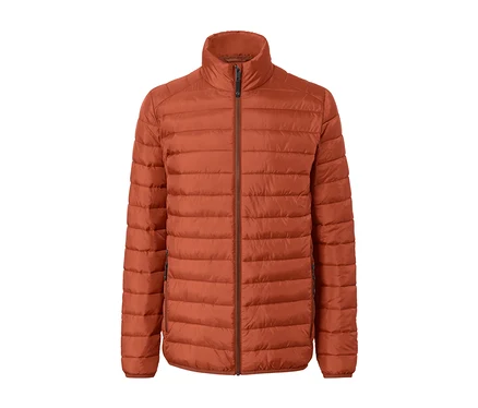 Eine braune Steppjacke mit Reißverschluss.