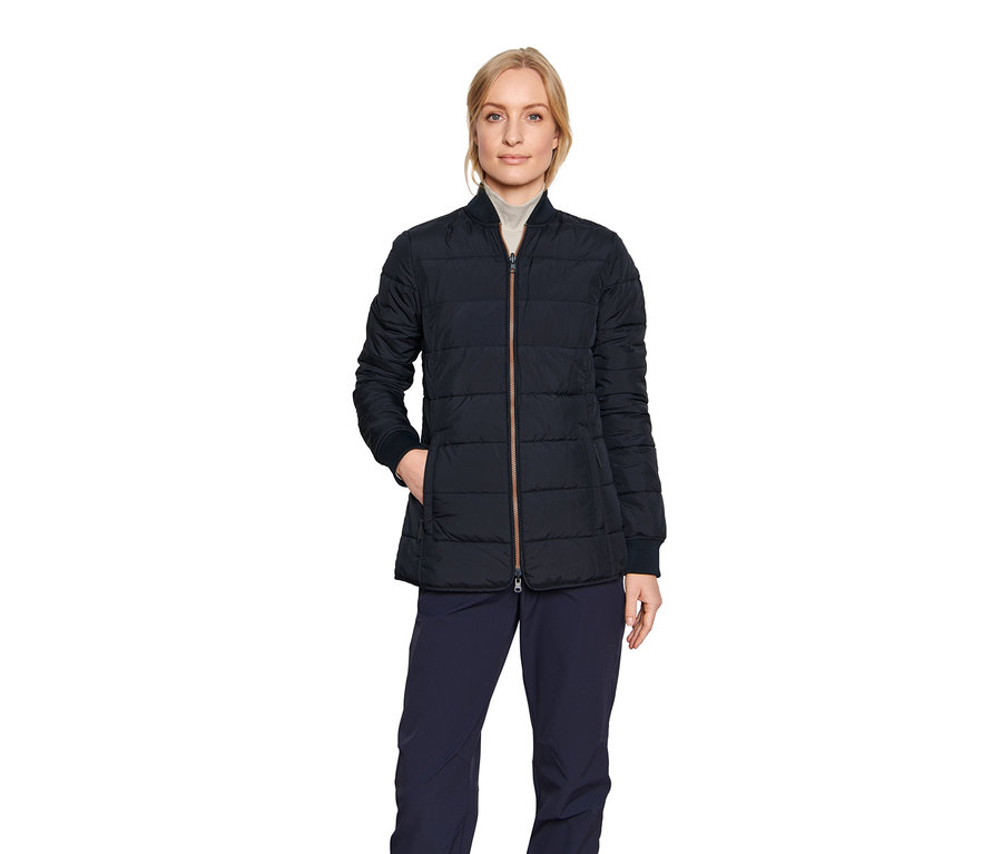 Frau trägt einen cognacfarbenen 3-in-1-Outdoormantel.