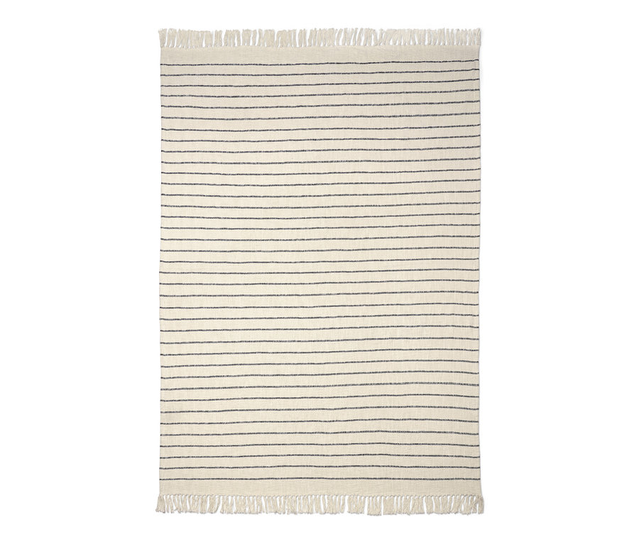 Beige Wohndecke mit Fransen und horizontalen dunkelblauen Streifen.