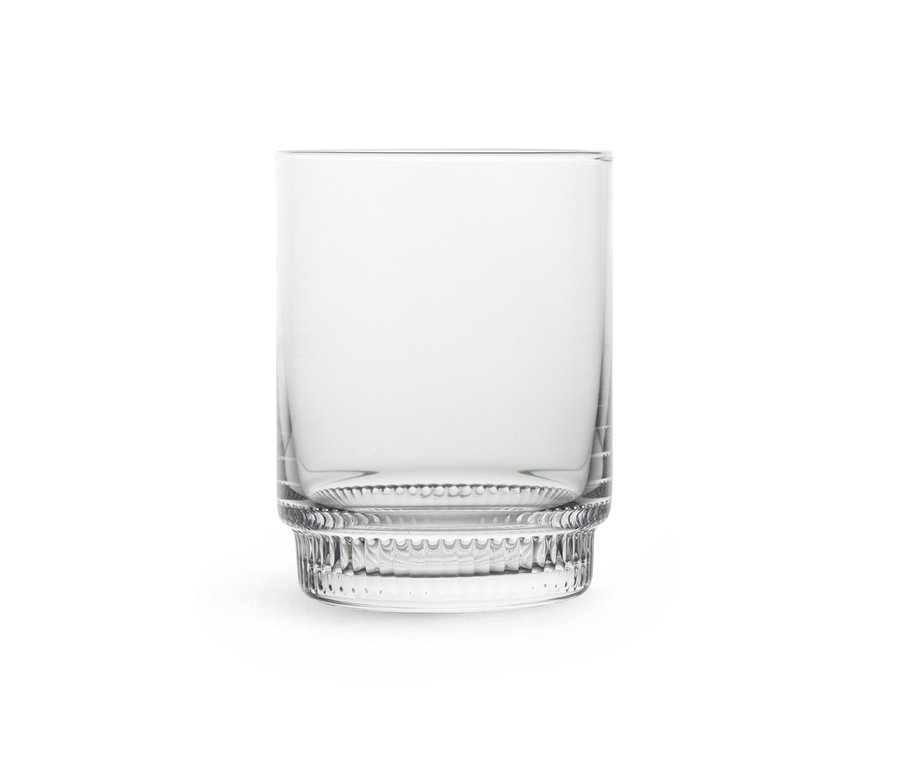 Ein klares Glas auf weißem Hintergrund. 2 Gläser