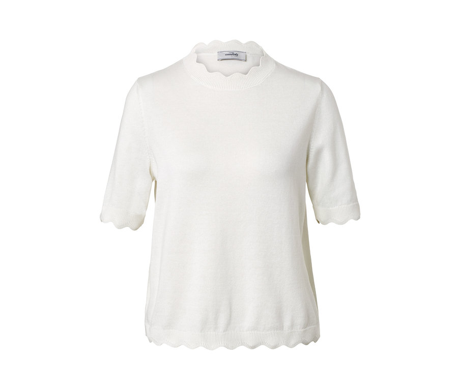 Ein weißes Feinstrick-Shirt mit kurzen Ärmeln und dekorativem Saum.