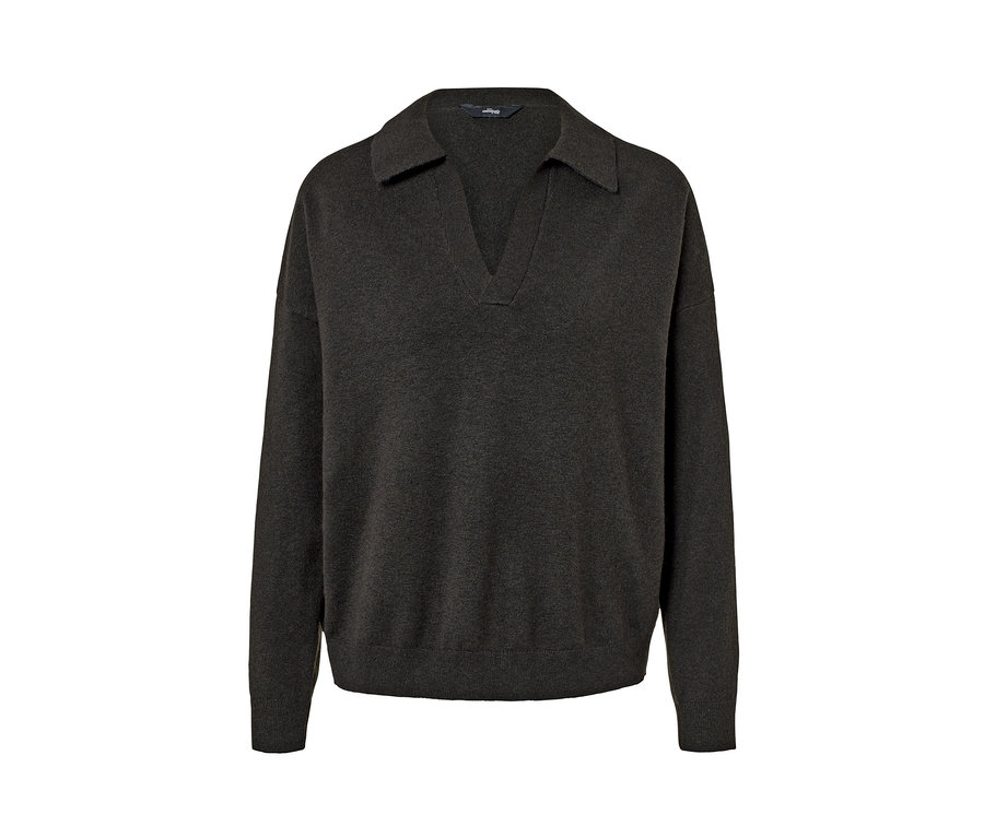 Ein brauner Lounge-Pullover mit Kragen und V-Ausschnitt.