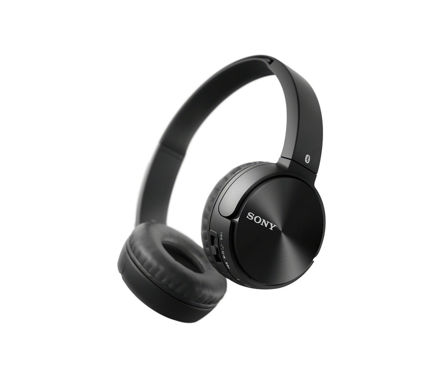 Nahaufnahme von schwarzen Sony MDR-ZX330BT Bluetooth-Kopfhörern auf weißem Hintergrund.