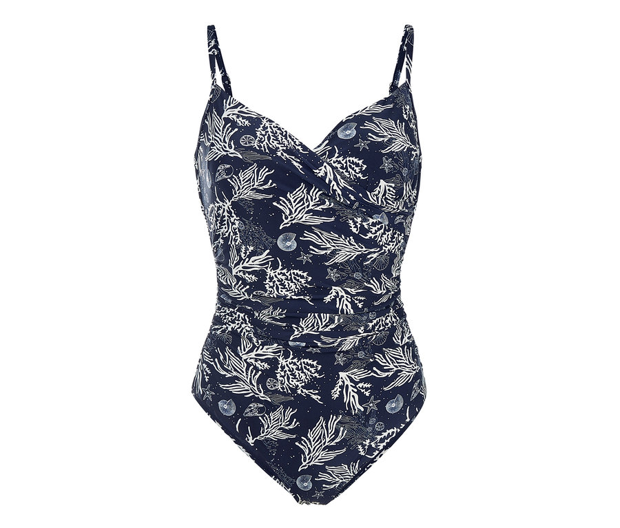 Badeanzug mit recyceltem Material mit blau-weissem Muster.