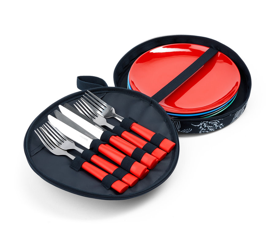 Offenes Picknick-Set für 4 Personen mit roten Tellern und Besteck mit roten Griffen.