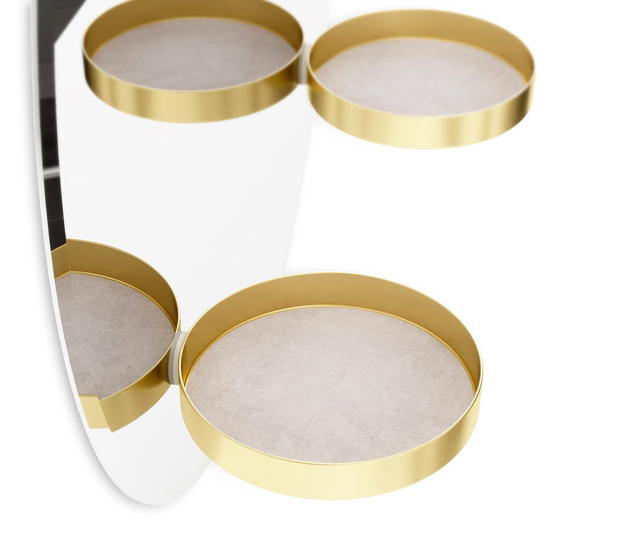 Detailaufnahme eines Wandspiegels mit runden, goldenen Ablagen.